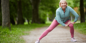 ženska v zrelih letih vadi zunaj