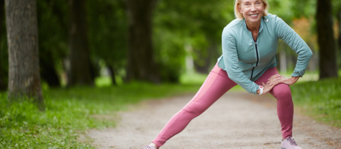 ženska v zrelih letih vadi zunaj